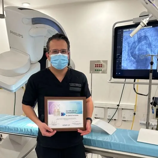 Dr. Gabriel Fernández Yañez, cardiólogo en León, en la sala de hemodinamia