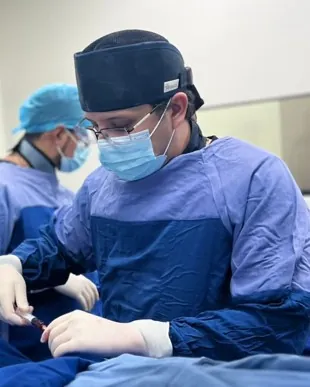 Dr. Gabriel Fernández Yañez durante un cateterismo, cardiólogo intervencionista en León