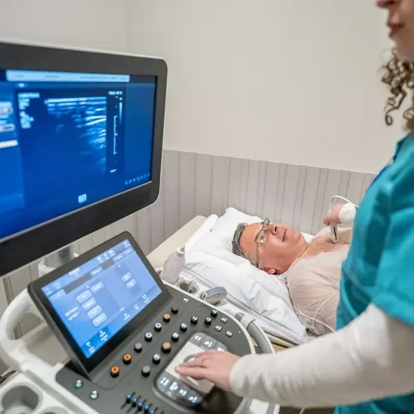 Monitor de signos vitales durante un estudio del corazón en León